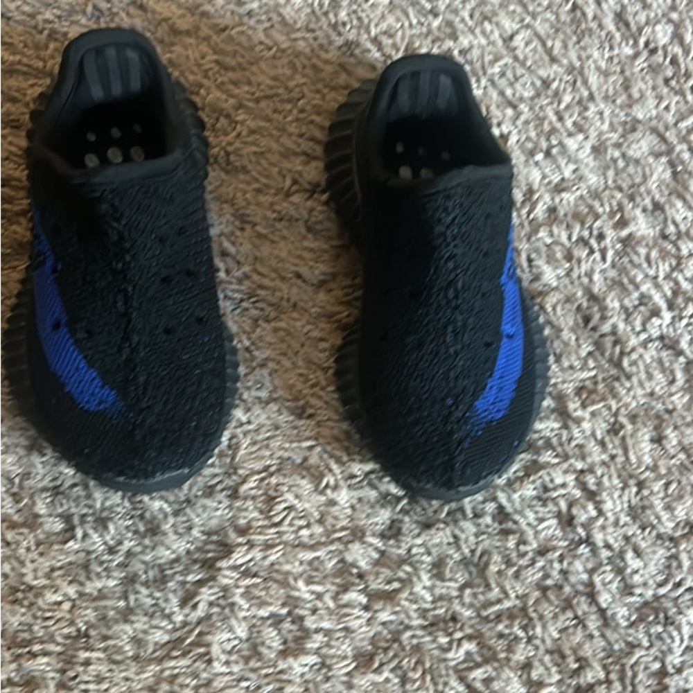 Sneakers 9c and 8c